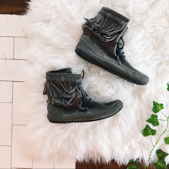 Minnetonka Shoes - Minetonkota Mokosins Size 7 Booties Grey Fringe